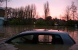 Une voiture submergée dans une rue résidentielle de York, au nord de l'Angleterre, le 28 décembre 2015