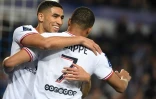 Le défenseur marocain du Paris Saint-Germain Achraf Hakimi, auteur du 2e but face à Strasbourg, remercie Kylian Mbappé, passeur décisif, lors de la 35e journée de Ligue 1, le 29 avril 2022 au Stade de La Meinau
