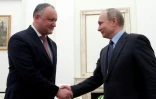 Le président russe Vladimir Poutin (d) et son homologue moldave Igor Dodon au Kremlin à Moscou, le 30 janvier 2019