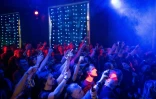 Des spectateurs assistent à un concert dans une discothèque de Minsk, le 25 janvier 2025 au Bélarus