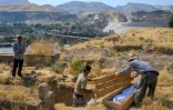 Un corps est exhumé de l'ancien cimetière de Hasankeyf, en Turquie, pour être transféré vers une nouvelle sépulture, le 15 septembre 2019