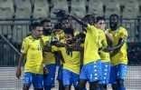 La joie de l'attaquant gabonais Jim Allevinah, félicité par ses coéquipiers, après avoir ouvert le score contre le Maroc, lors de leur match du groupe C de la Coupe d'Afrique des nations, le 18 janvier 2022 à Yaoundé