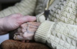 Une personne souffrant de la maladie d'Alzheimer avec un proche le 18 mars 2011 dans une maison de retraite de la région parisienne