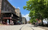 Des touristes font du shopping à Savannah, le 16 mai 2020 en Géorgie