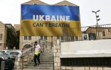 Une pancarte "L'Ukraine ne peut pas respirer" sur la façade du Musée Amis de Sion (Friends of Zion Museum) dans le centre de Jérusalem, le 5 avril 2022