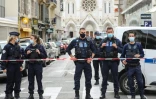 Des policiers bloquent l'accès à la basilique Notre-Dame de l'Assomption à Nice le 29 octobre 2020 après qu'un homme armé d'un couteau a tué trois personnes dans l'église