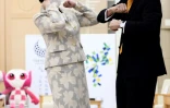 La gouverneure de Tokyo, Yuriko Koike (gauche) accueille le président du Comité international olympique (CIO), Thomas Bach, durant sa visite dans la capitale japonaise, le 16 novembre 2020