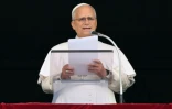 Le pape Léon XIV lors de la prière de l’Angélus, place Saint-Pierre, au lendemain de son retour au Vatican après une intervention chirurgicale, le 18 octobre 2026