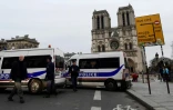 Des policiers en faction devant Notre-Dame à Paris, le 24 décembre 2016 avant la messe de minuit