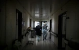 Des personnels soignants dans une zone réservée aux malades du Covid-19 à l'hôpital Santa Maria de Lisbonne, le 2 avril 2020 au Portugal