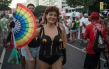 Des spectateurs arrivent au concert gratuit de Madonna sur la plage de Copacabana Ă Rio de Janeiro, le 4 mai 2024