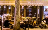 Des victimes des attentats du 13 novembre 2015, à Paris, devant la terrasse du café Bonne Bière