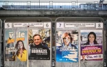 Des affiches électorales en vue des municipales le 5 mars 2026 à Paris