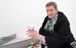 L'artiste française Laure Prouvost pose avec un oiseau pour la présentation de son oeuvre à la Biennale de Venise, le 7 mai 2019