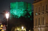 La tour Grenfell, en vert et blanc, en hommage à l'incendie qui a coûté la vie à 71 personnes, le 13 juin 2018 à Londres