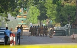 Des militaires sont postés devant le quartier général des forces armées à Ouagadougou, le 3 mars 2018