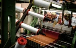 Des artisans s'activent sur une machine Ă soie de la manufacture Prelle, le 16 septembre 2019 Ă Lyon