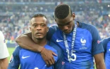 Patrice Evra (g) et Paul Pogba (d) quittent la pelouse du Stade de France dépités après la défaite des Bleus face au Portugal en finale de l'Euro-2016