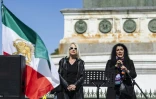 L'autrice franco-iranienne Marjane Satrapi (d) participe à une manifestation pour le 2e anniversaire du mouvement de protestation populaire en Iran déclenché par la mort en détention de Mahsa Amini, le 15 septembre 2024 à Paris