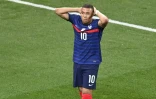 Kylian Mbappé vient de rater un penalty contre la Suisse en 8e de finale de l'Euro, le 28 juin 2021 à Bucarest    