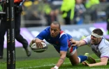 Le centre Gaël Fickou marque un essai face à l'Ecosse, juste avant la mi-temps de leur match du Tournoi des Six nations, le 26 février 2022 au Stade de Murrayfield à Edimbourg