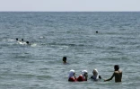 Des Syriens se baignent dans la mer Méditerranée, au large de la ville de Lattaquié, au nord-ouest de la Syrie, le 7 juillet 2017
