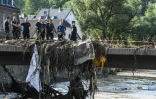 Des secouristes sur un pont endommagé à Kreuzberg, le 20 juillet 2021