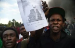 Des manifestants tiennent une photo du président russe Vladimir Poutine, le 15 février 2019 à Port-au-Prince, en Haïti