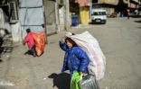 Des enfants syriens collectent des déchets pour survivre, le 19 février 2016 à Gaziantep, dans le sud de la Turquie