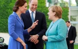 Le prince William et son épouse Kate accueillis par la chancelière allemande Angela Merkel à leur arrivée à Berlin, le 19 juillet 2017 