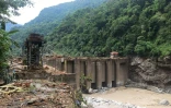 Une centrale électrique endommagée  sur la rivière Teesta près de Singtam, dans l'État du Sikkim, après des crues subites, le 5 octobre 2023 en Inde
