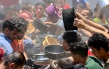 Distribution de nourriture dans le quartier de Rimal à Gaza-ville, le 18 juin 2025