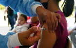 Une jeune femme reçoit une première dose du vaccin anti-Covid de Pfizer/BioNTech à Tegucigalpa, au Honduras, le 13 septembre 2021