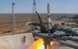 Capture d'image d'une vidéo diffusée le 9 août 2022 par l'agence spatiale russe Roscosmos montrant le lancement d'une fusée Soyouz transportant le satellite iranien Khayyam