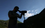 L'ornithologue Xhemal Xherri observe des oiseaux dans les montagnes près de Tepelene, le 29 avril 2026 en Albanie
