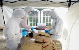 Des étudiants de l'école CY Forensic préparent des scellés lors d'une session de formation à Neuville-sur-Oise, au nord-est de Paris, le 21 mars 2025 dans le Val d'Oise
