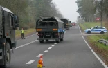 Un convoi militaire polonais à l'entrée d'une zone militaire située à 3 km de la frontière avec le Bélarus, le 14 novembre 2021 