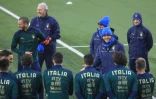 Le sélectionneur italien Roberto Mancini (2e d) plaisante avec ses joueurs lors d'un entraînement, le 30 mars 2021 à Vilnius, à la veille du match de qualifications pour le Mondial-2022 contre la Lituanie