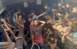 Une vidéo de l'AFPTV montre un passeur birman au mileu de réfugiés rohingya dans un bateau près de Chakmarkul, au Bangladeshn le 26 août 2020