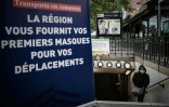 Une personne sort d'une station de métro à Vincennes, le 30 avril 2020 près de Paris