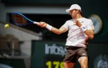 Le Français Benjamin Bonzi face à l'Allemand Alexander Zverev au premier tour de Roland-Garros le 24 mai 2026 à Paris 