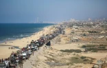 Des déplacés palestiniens se dirigent vers le sud après un ordre d'évacuation israélien, à Nousseirat, dans le centre de la bande de Gaza le 14 septembre 2025