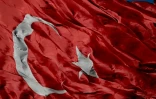 Le drapeau turc flotte sur une colline dominant le Bosphore. Istanbul, 28 octobre 2023.