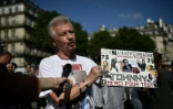 Un fan de Johnny Hallyday lui rend hommage devant l'église de la Madeleine à Paris, le 15 juin 2018