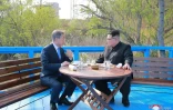 Le dirigeant nord-coréen Kim Jong Un (à droite) et le président sud-coréen Moon Jae-in à Panmunjom, le 27 avril 2018