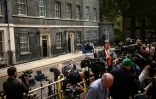 Des membres des médias rassemblés devant la résidence du Premier ministre britannique, à Downing Street, avant le départ de Keir Starmer et l'arrivée du nouveau Premier ministre Andy Burnham, le 20 juillet 2026 à Londres