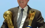 Mario Zagallo, quadruple vainqueur de la Coupe du monde, tient les trophées Jules Rimet (à droite) et de la Fifa (à gauche) en posant pour les photographes à Rio de Janeiro, au Brésil, en mars 2003