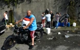 Un homme remplit un bidon avec de l'eau de la montagne Guaraira Repano Ă Caracas, le 21 Janvier 2016