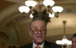 Le chef de la minorité démocrate au Sénat, Chuck Schumer, s'exprime devant la presse au Congrès, le 9 janvier 2018 à Washington