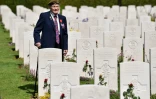 Le vétéran britannique John Prior déambule dans le cimetière de la Seconde guerre mondiale à Bayeux, le 6 juin 2019